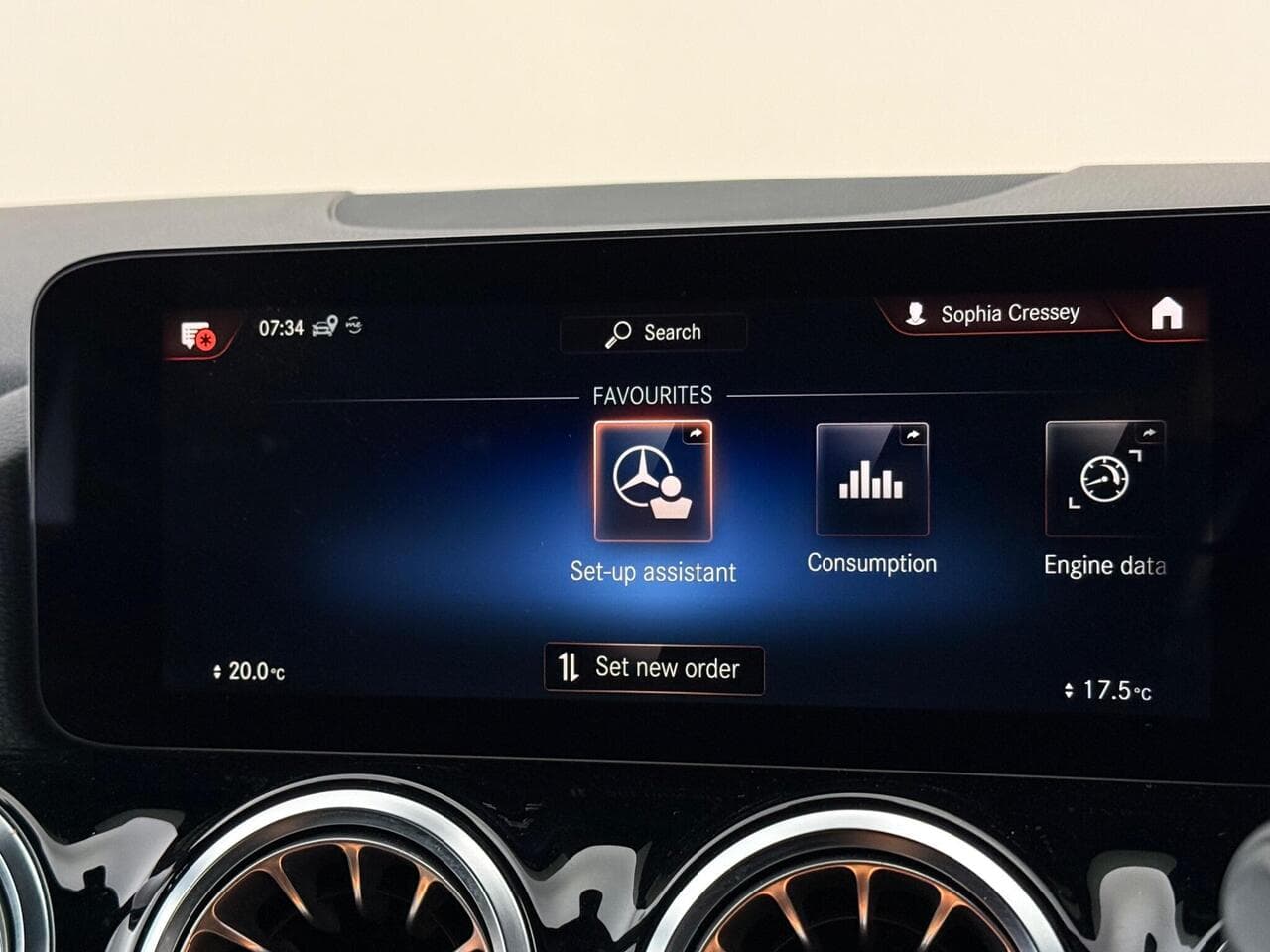 Mercedes-Benz GLA thumbnail Infotainment System