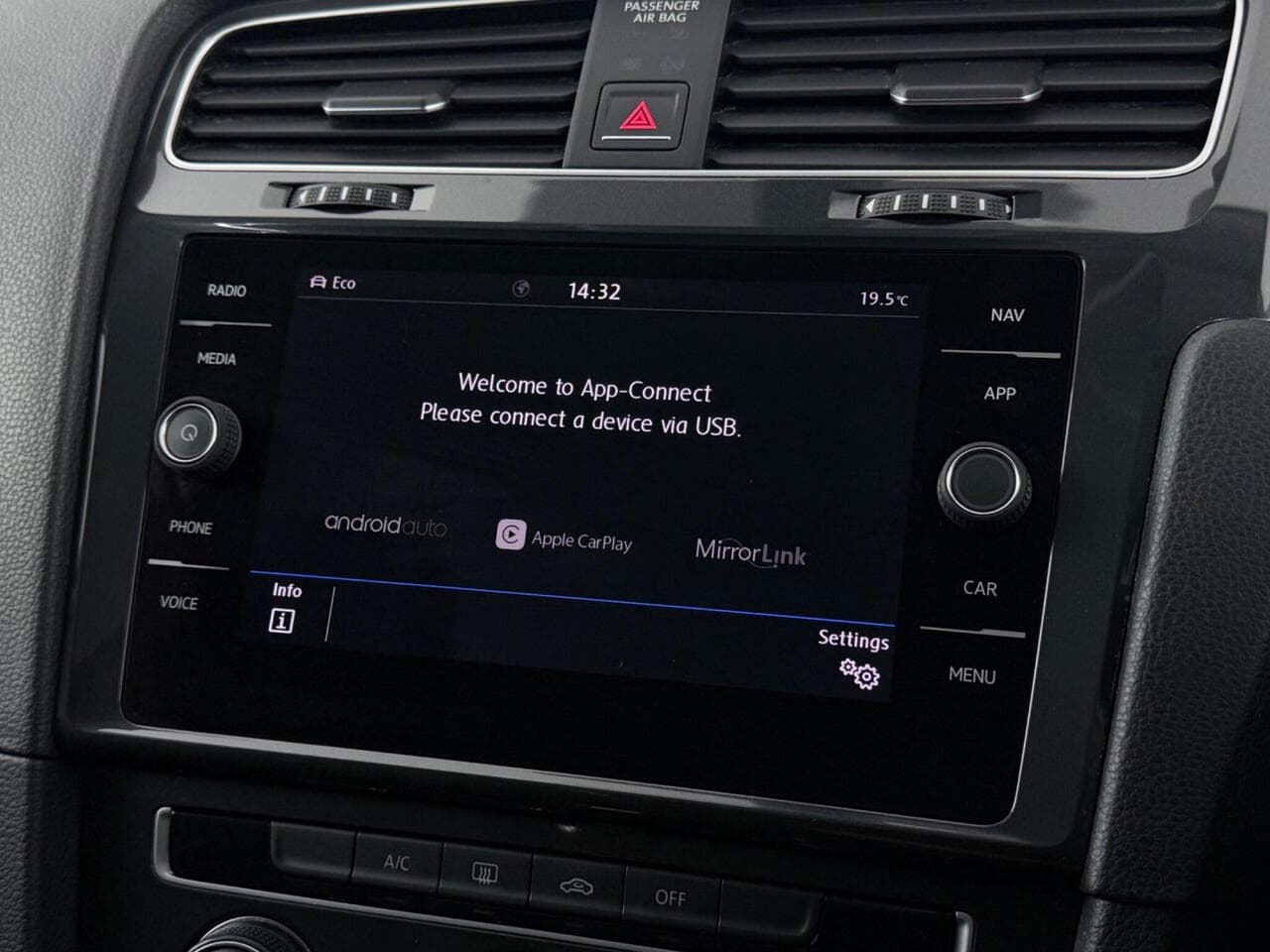 Volkswagen Golf thumbnail Infotainment System