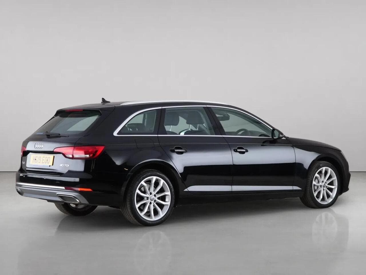 Audi A4 Avant thumbnail Side Right