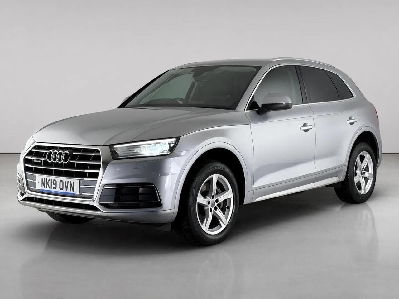 Audi Q5 thumbnail Front Left