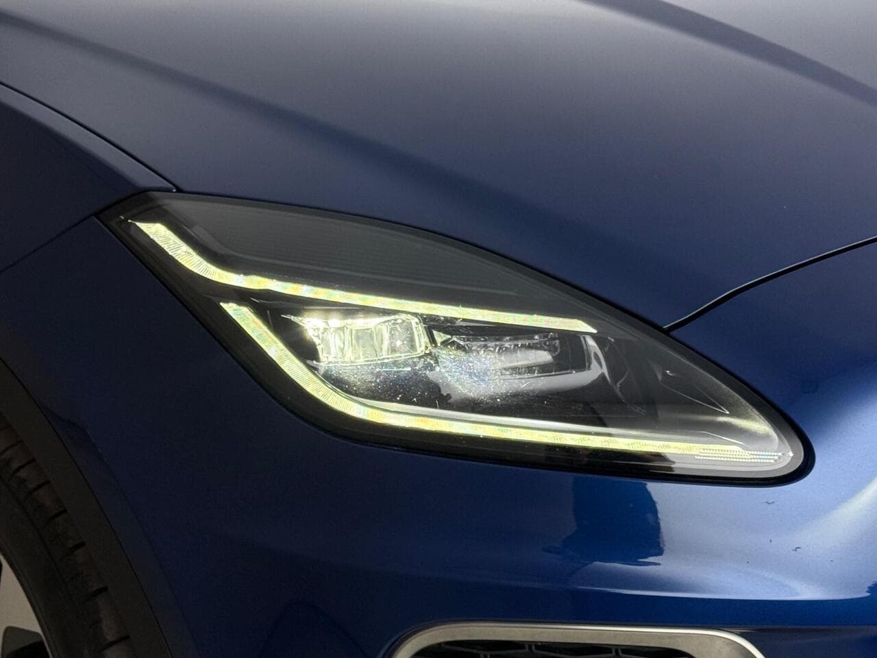 Jaguar E-PACE thumbnail Lights Front