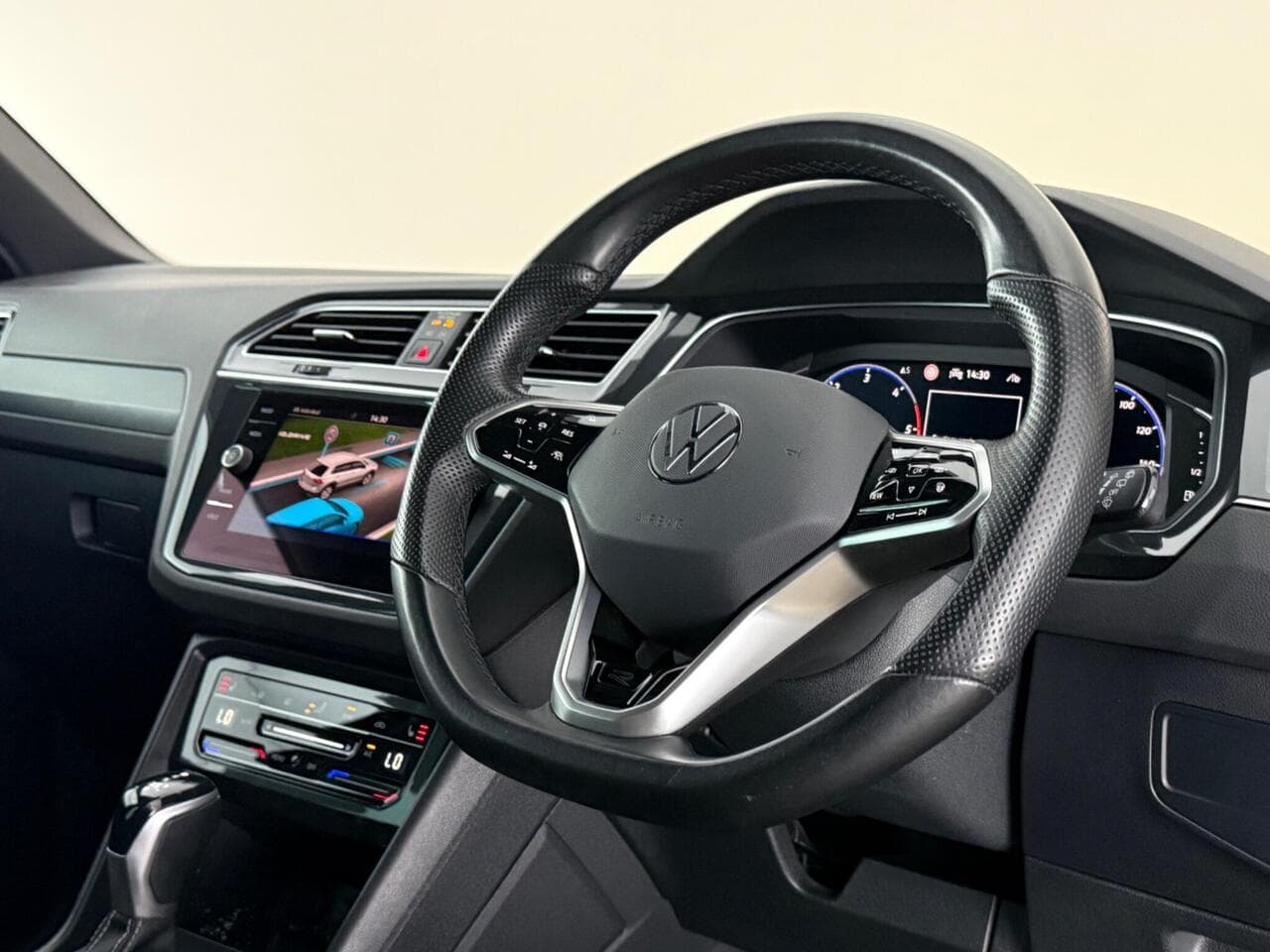 Volkswagen Tiguan thumbnail Steering Wheel