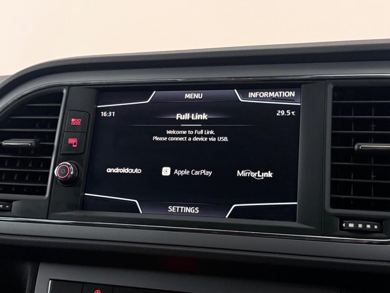 SEAT Leon thumbnail Infotainment System