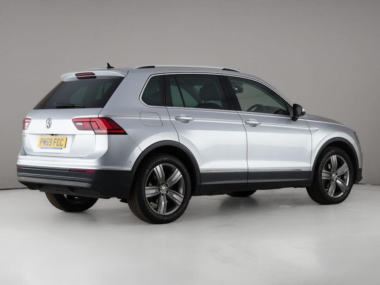 Volkswagen Tiguan thumbnail Rear Right