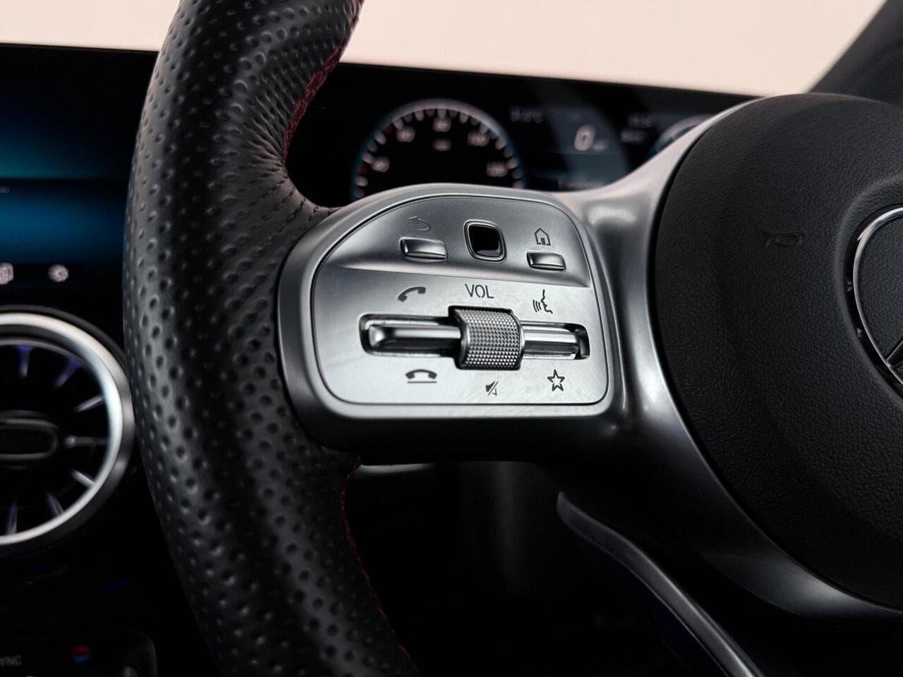 Mercedes-Benz GLB thumbnail Misc Controls