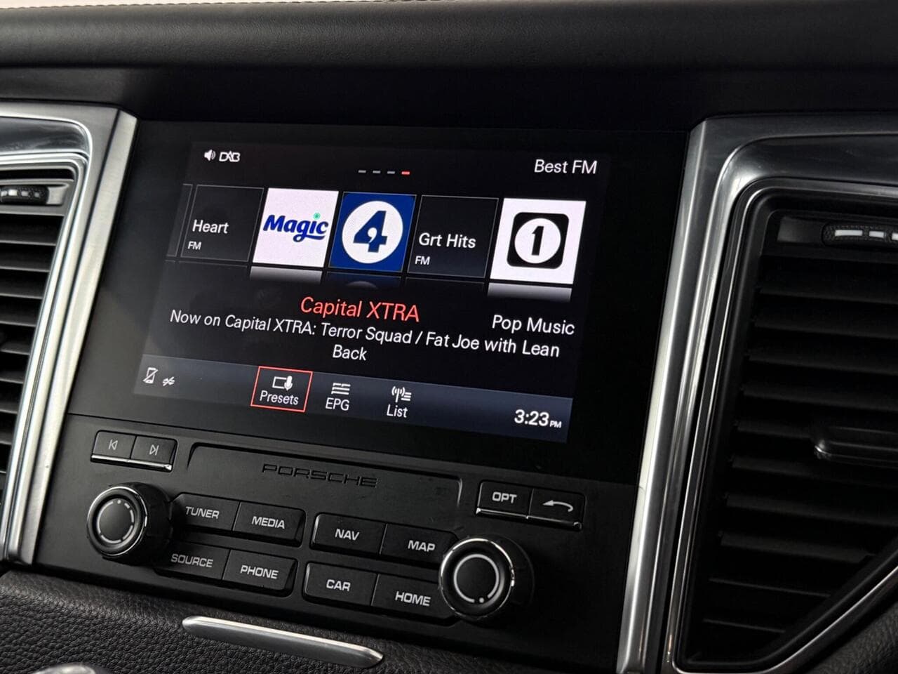 Porsche Macan thumbnail Infotainment System