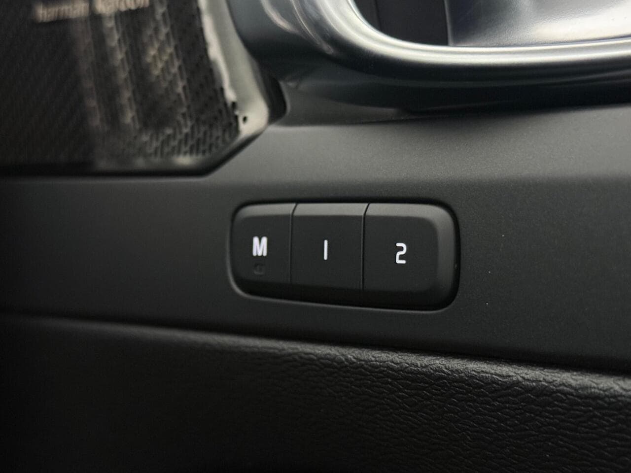 Volvo XC40 thumbnail Misc Controls