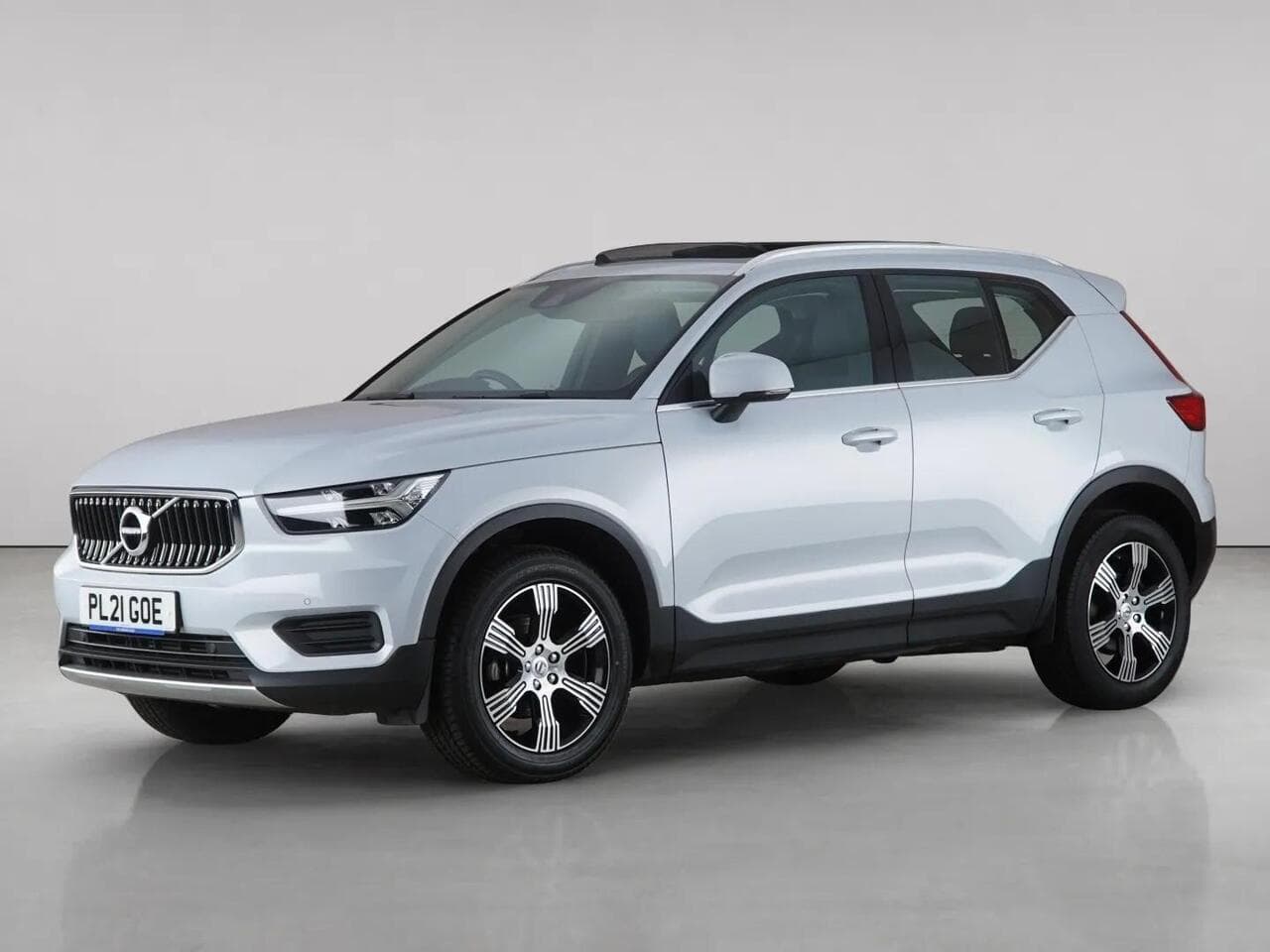 Volvo XC40 thumbnail Front Left