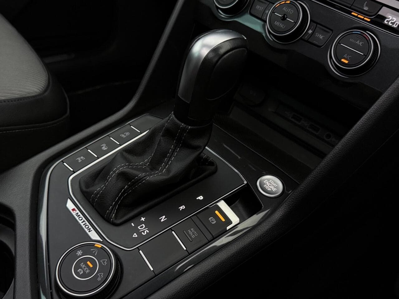 Volkswagen Tiguan thumbnail Interior Front