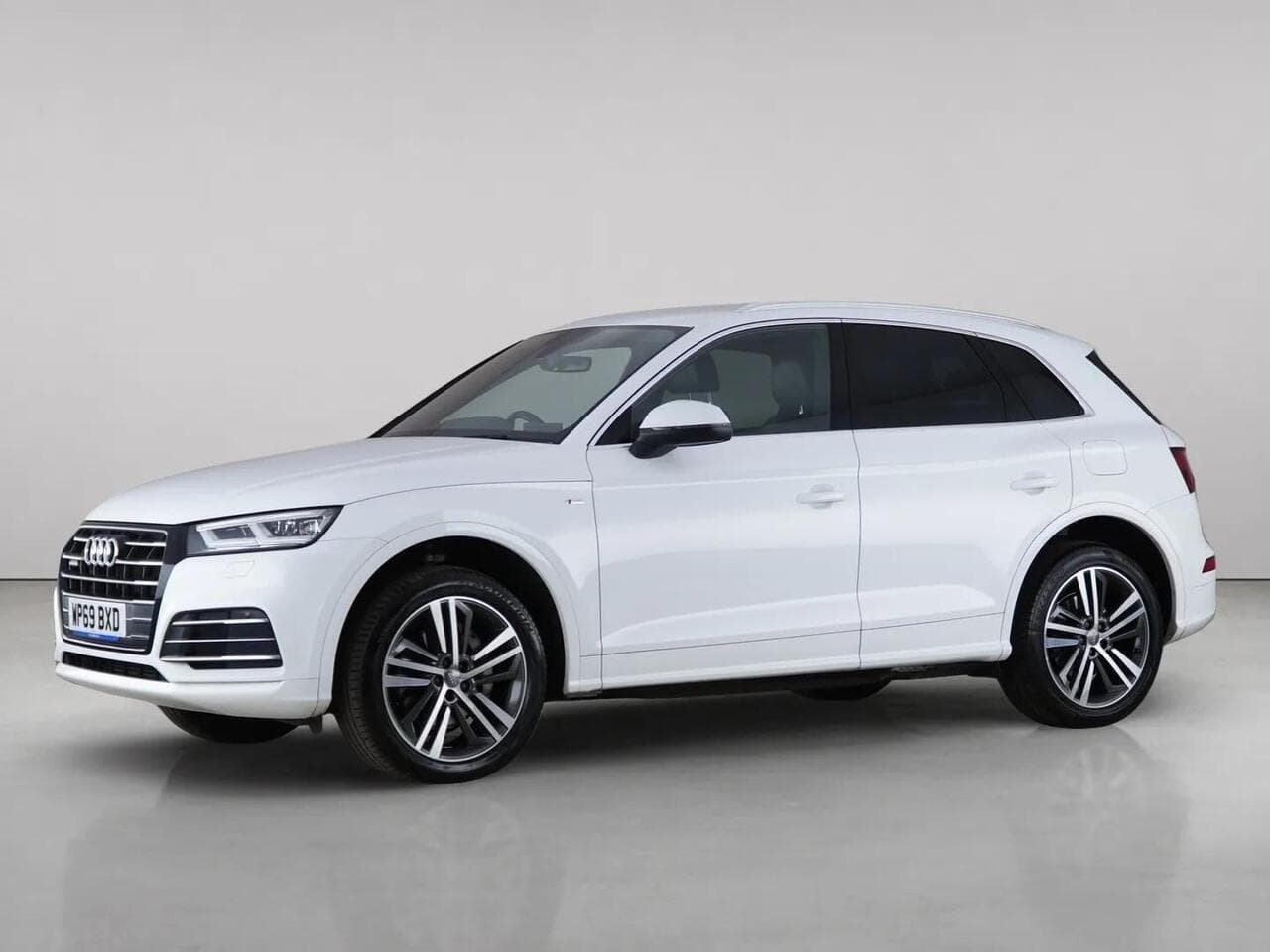Audi Q5 thumbnail Front Left