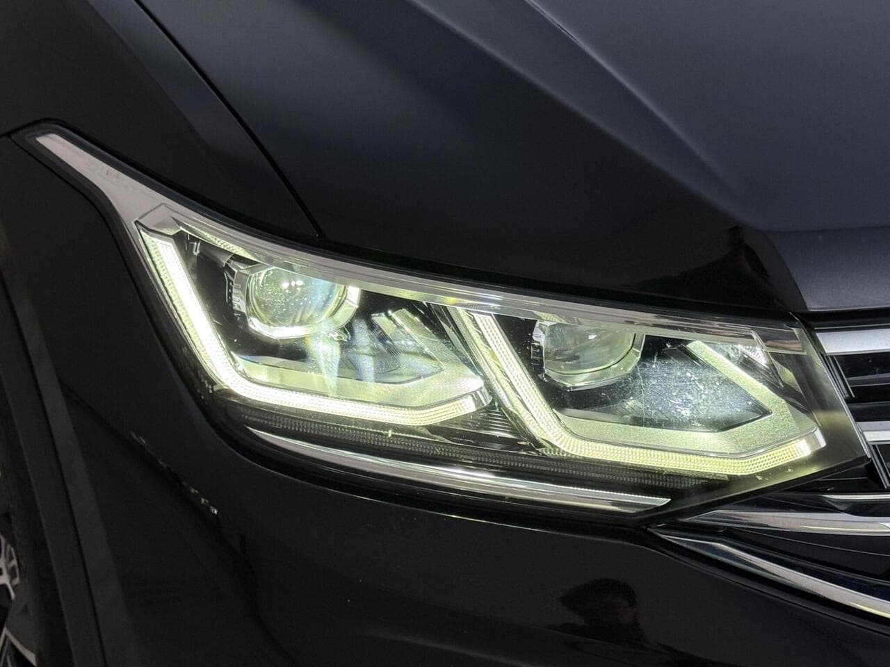 Volkswagen Tiguan thumbnail Lights Front