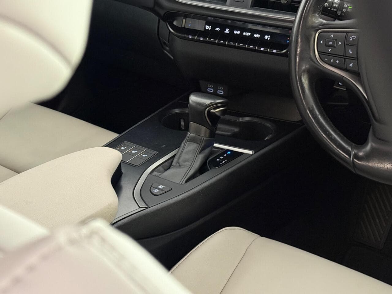 Lexus UX thumbnail Interior Front