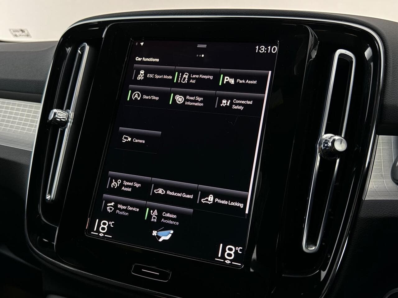 Volvo XC40 thumbnail Infotainment System