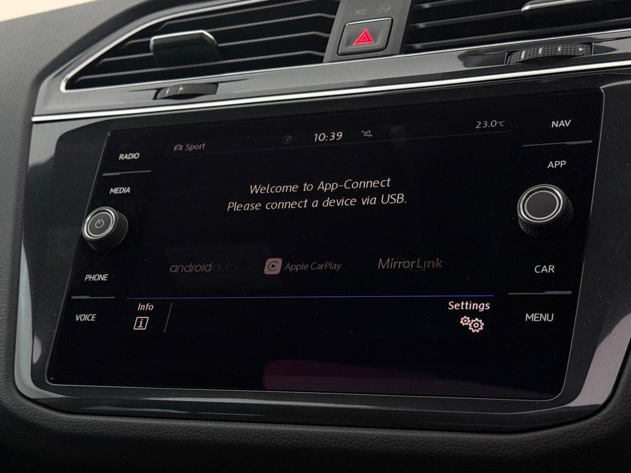 Volkswagen Tiguan thumbnail Infotainment System