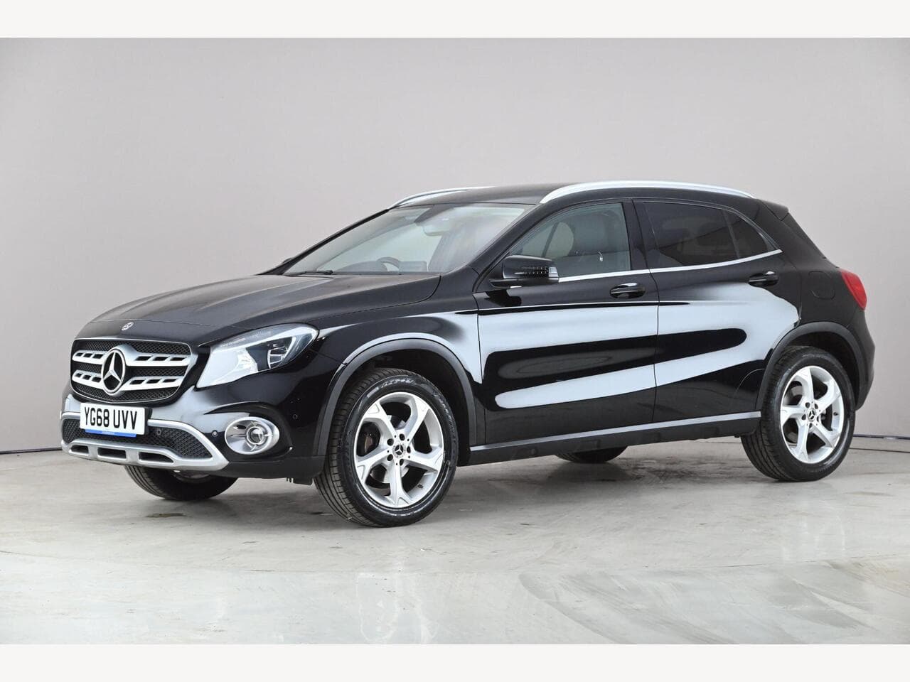 Mercedes-Benz GLA thumbnail Front Left