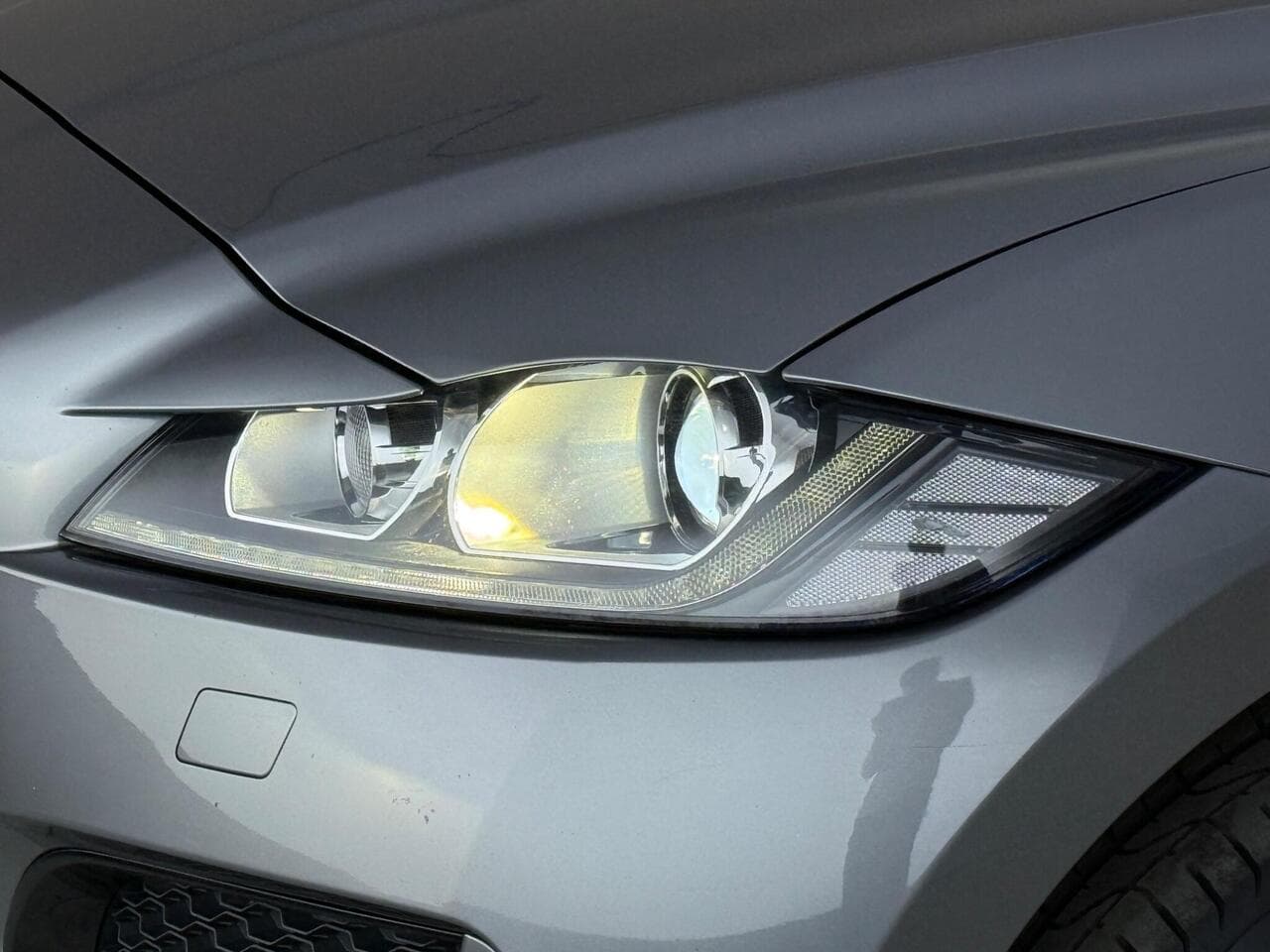 Jaguar F-PACE thumbnail Lights Front