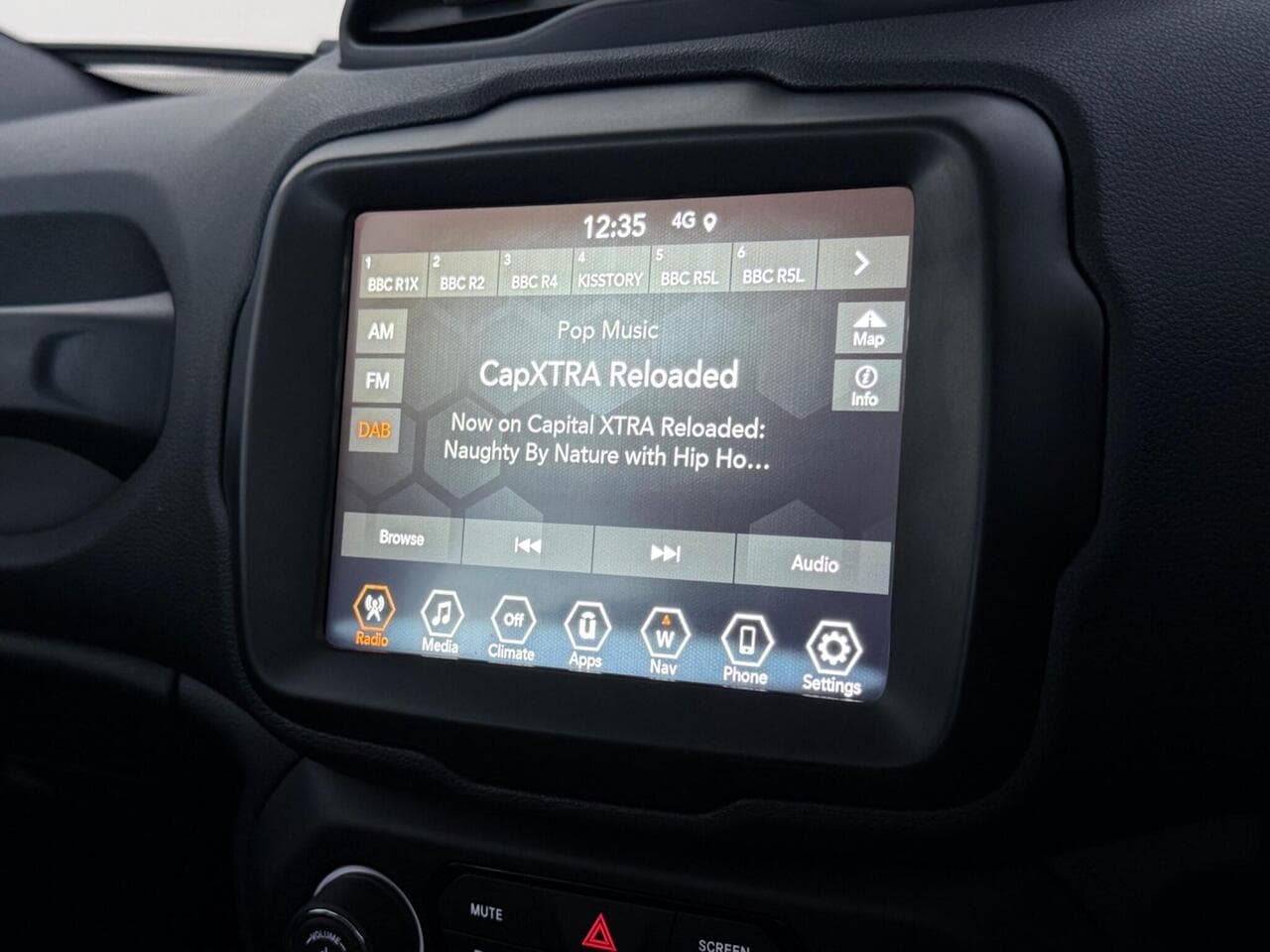 Jeep Renegade thumbnail Infotainment System