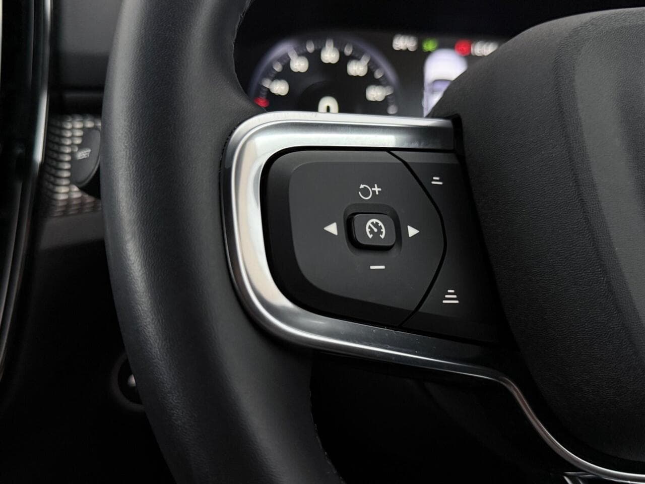 Volvo XC40 thumbnail Misc Controls