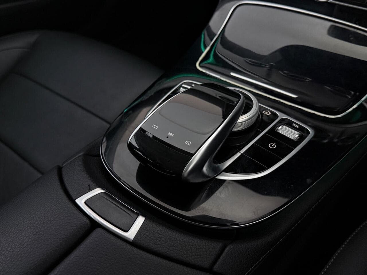 Mercedes-Benz E Class thumbnail Interior Front
