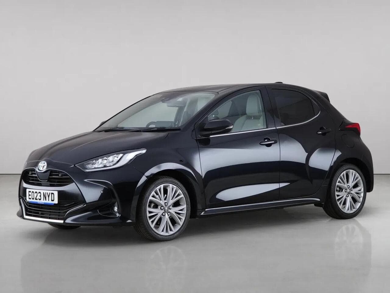 Toyota Yaris thumbnail Front Left