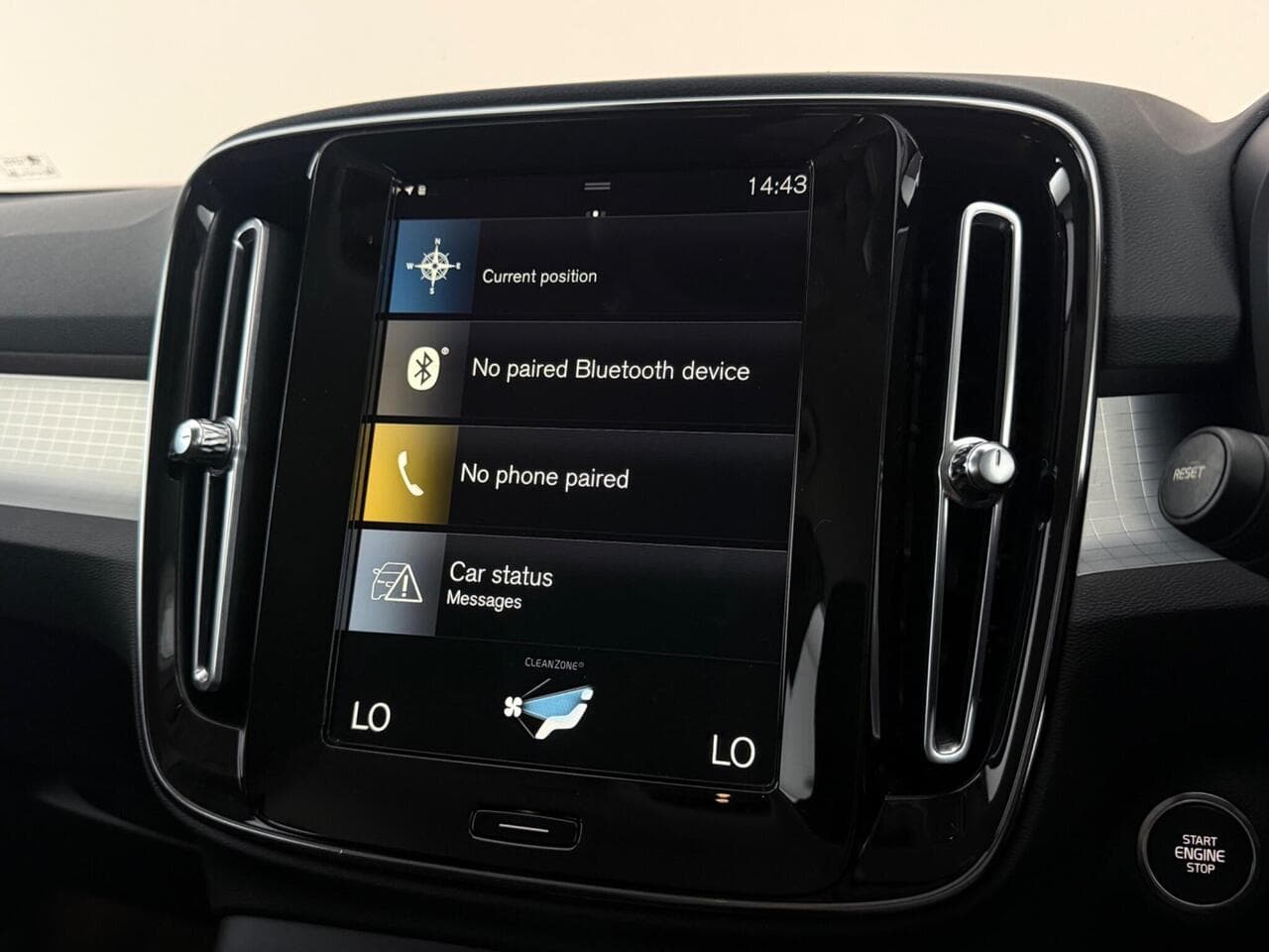 Volvo XC40 thumbnail Infotainment System