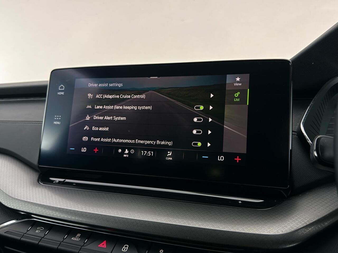 Skoda Octavia thumbnail Infotainment System