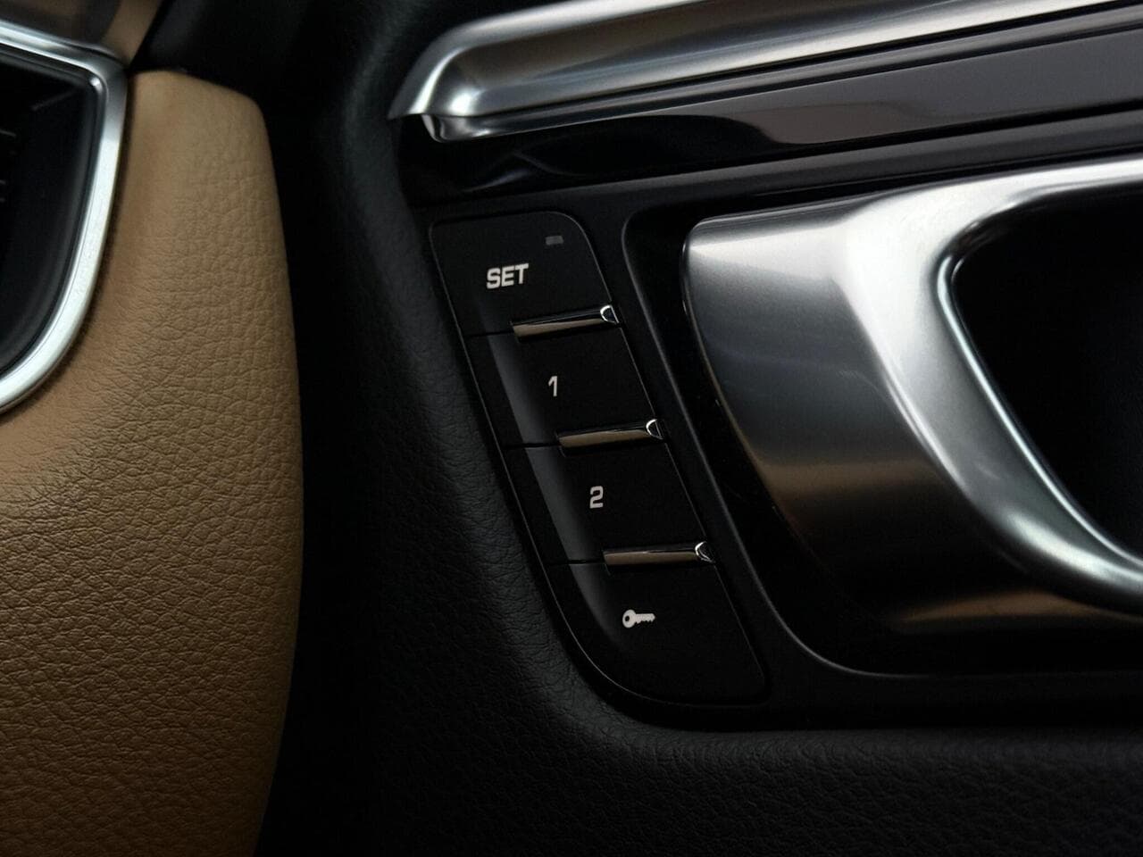 Porsche Macan thumbnail Misc Controls