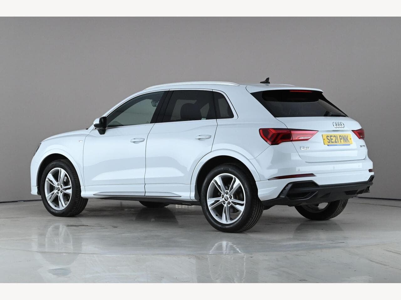 Audi Q3 thumbnail Rear Left