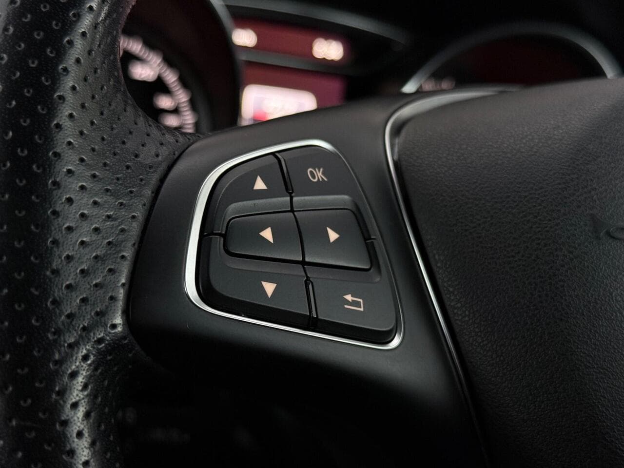 Mercedes-Benz GLA thumbnail Misc Controls