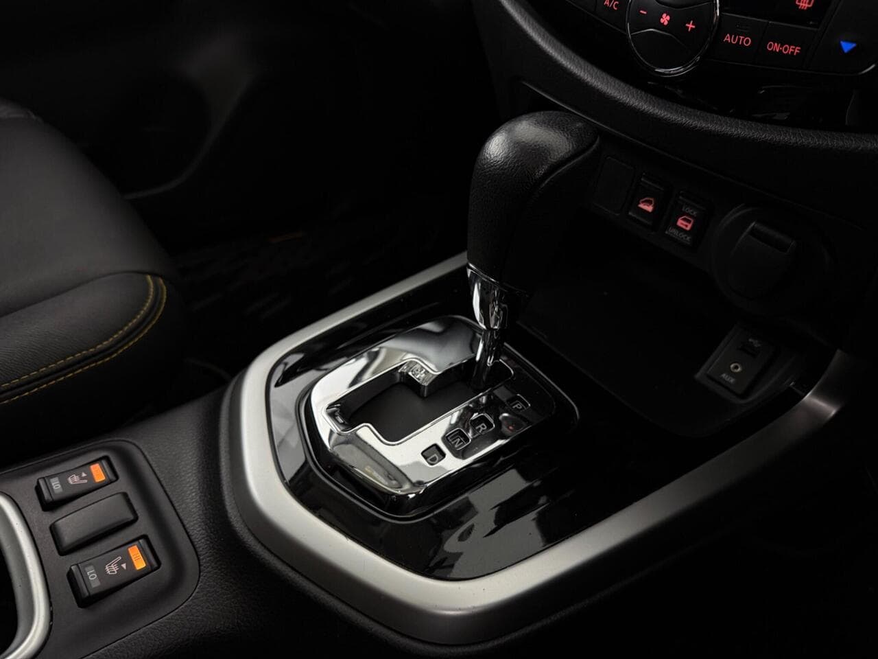 Nissan Navara thumbnail Interior Front