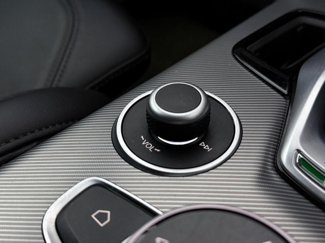 Alfa Romeo Stelvio thumbnail Misc Controls