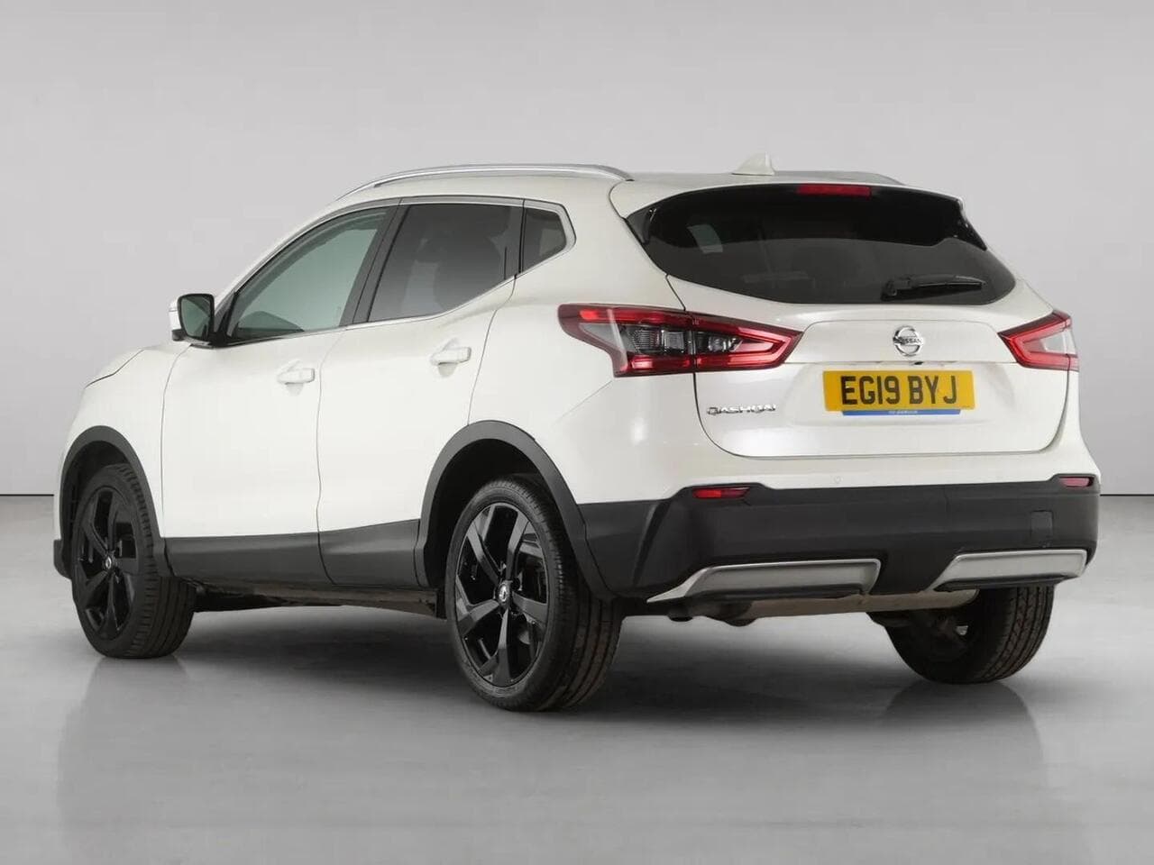 Nissan Qashqai thumbnail Rear Left