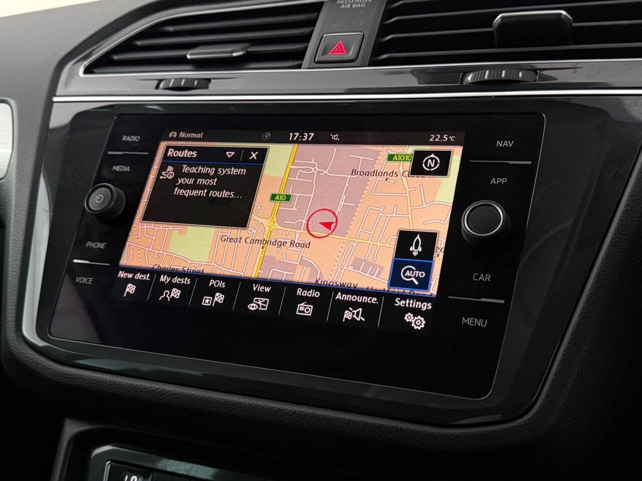 Volkswagen Tiguan thumbnail Infotainment System