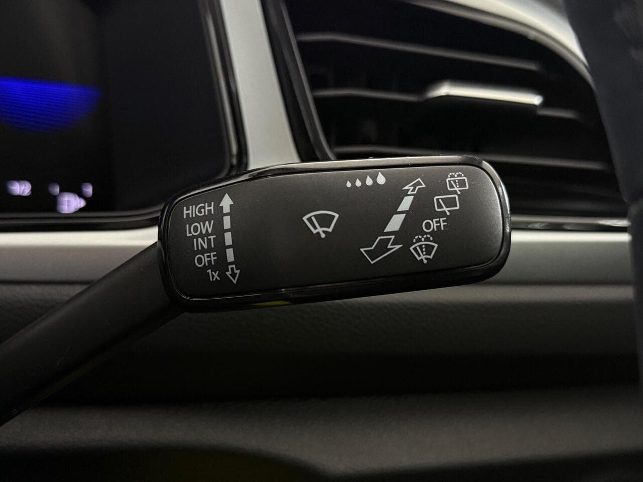 Volkswagen T-Roc thumbnail Misc Controls