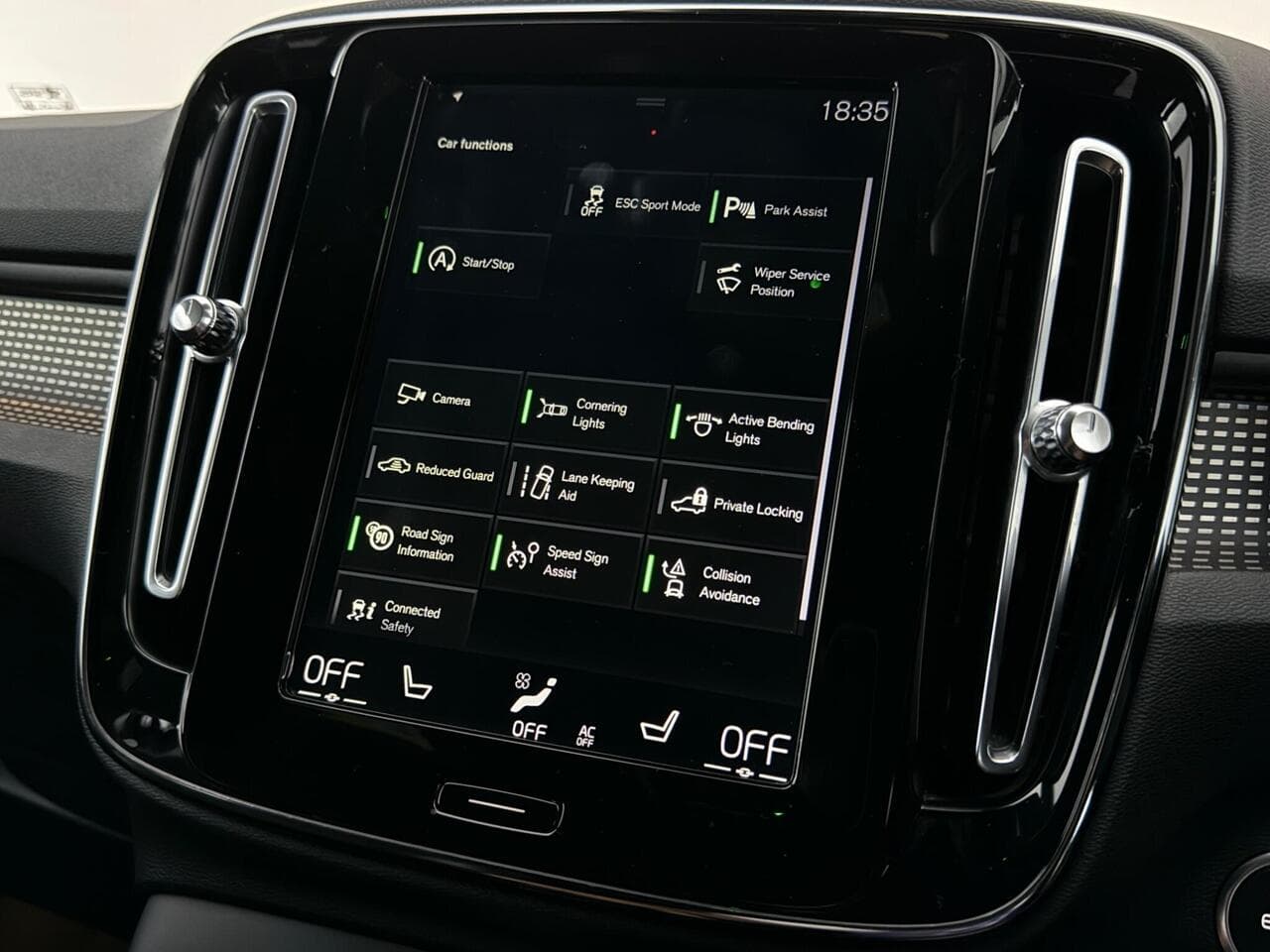 Volvo XC40 thumbnail Infotainment System