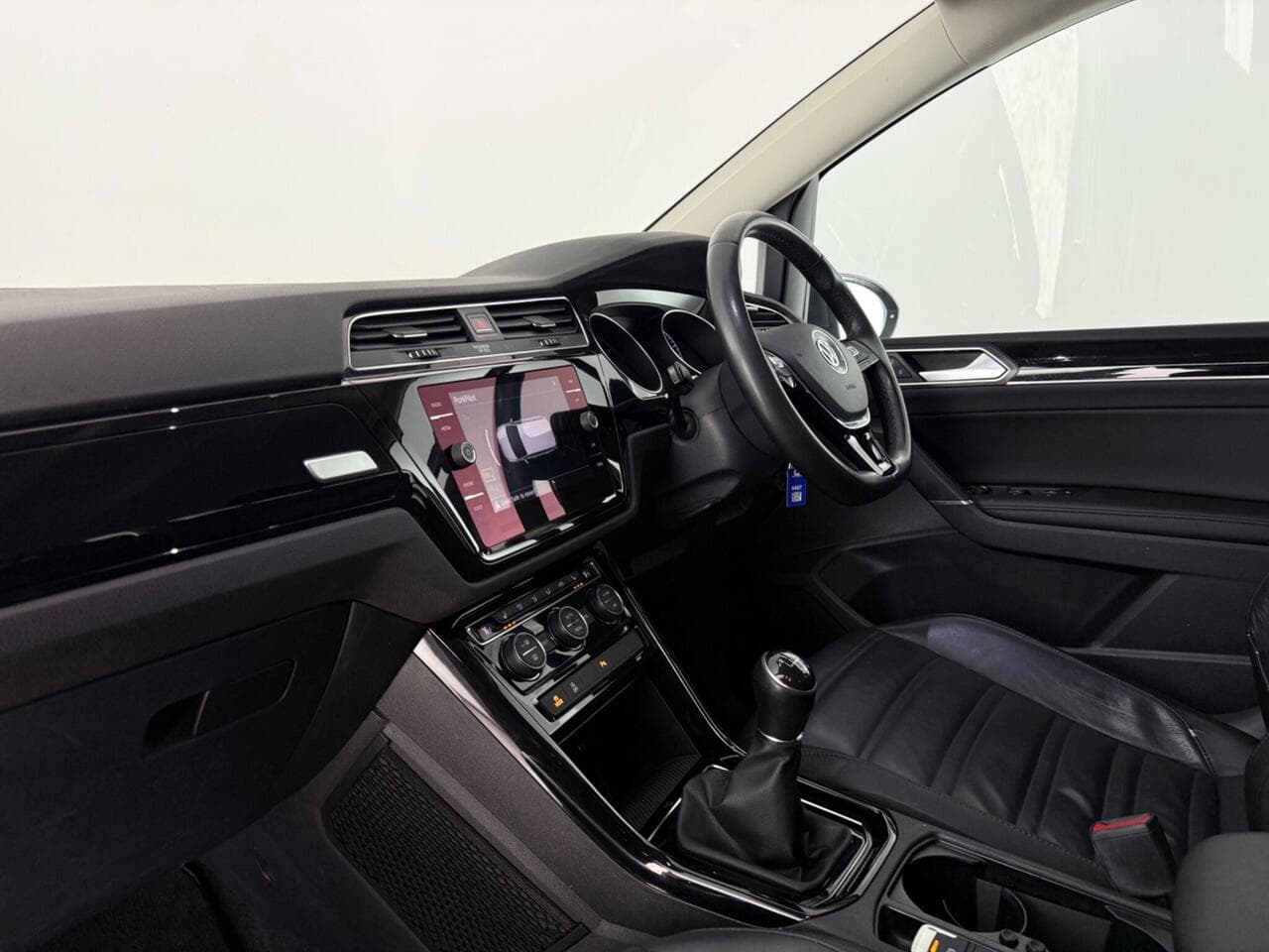 Volkswagen Touran thumbnail Interior Front