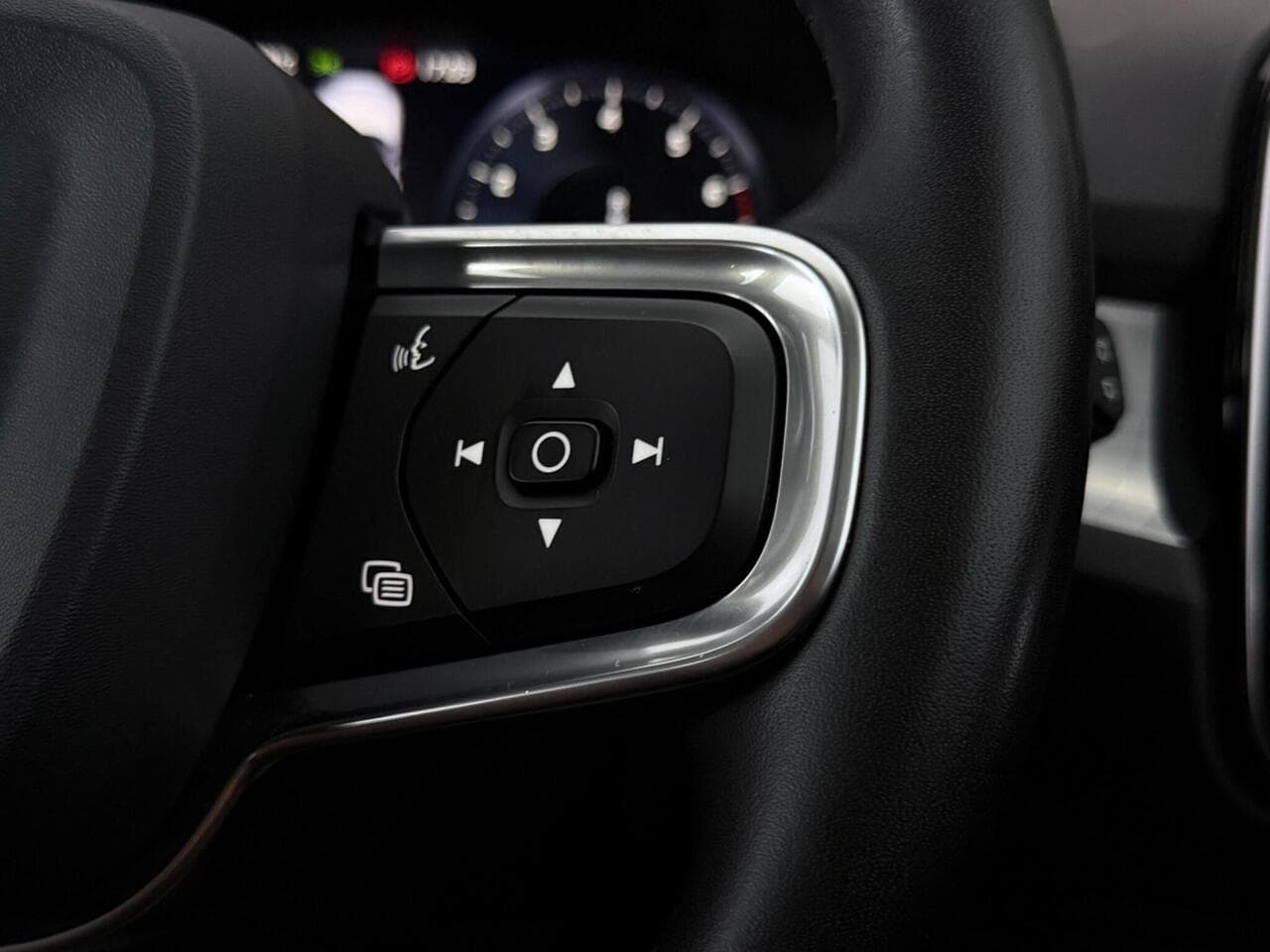 Volvo XC40 thumbnail Misc Controls