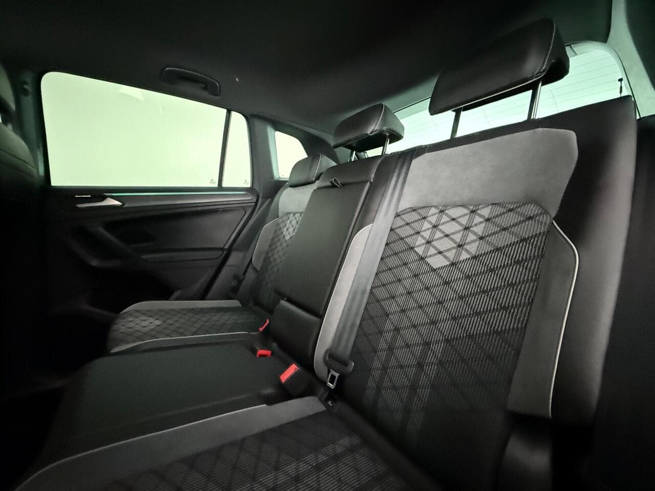 Volkswagen Tiguan thumbnail Seats Rear
