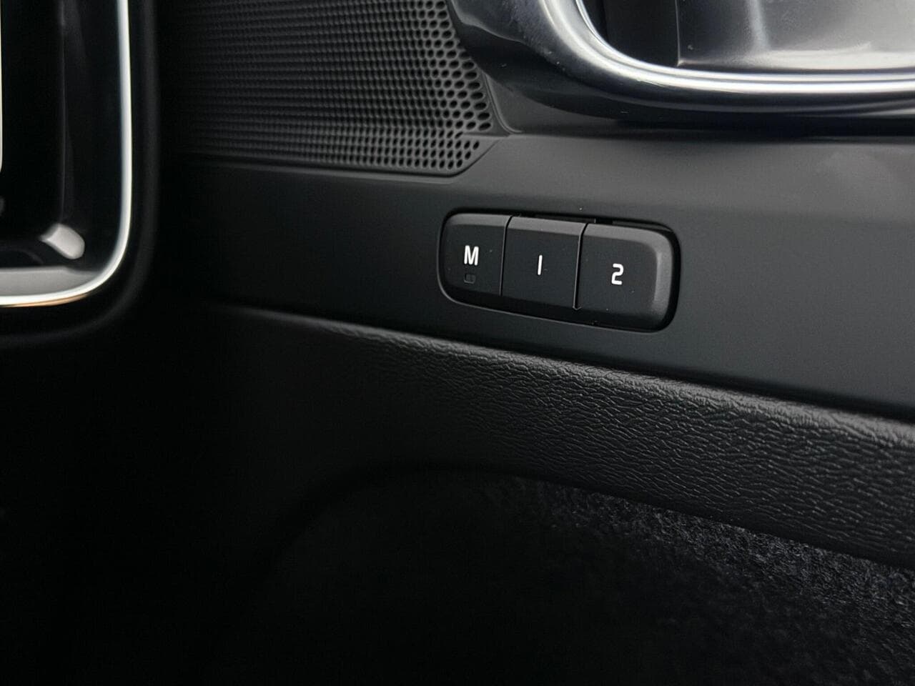 Volvo XC40 thumbnail Misc Controls