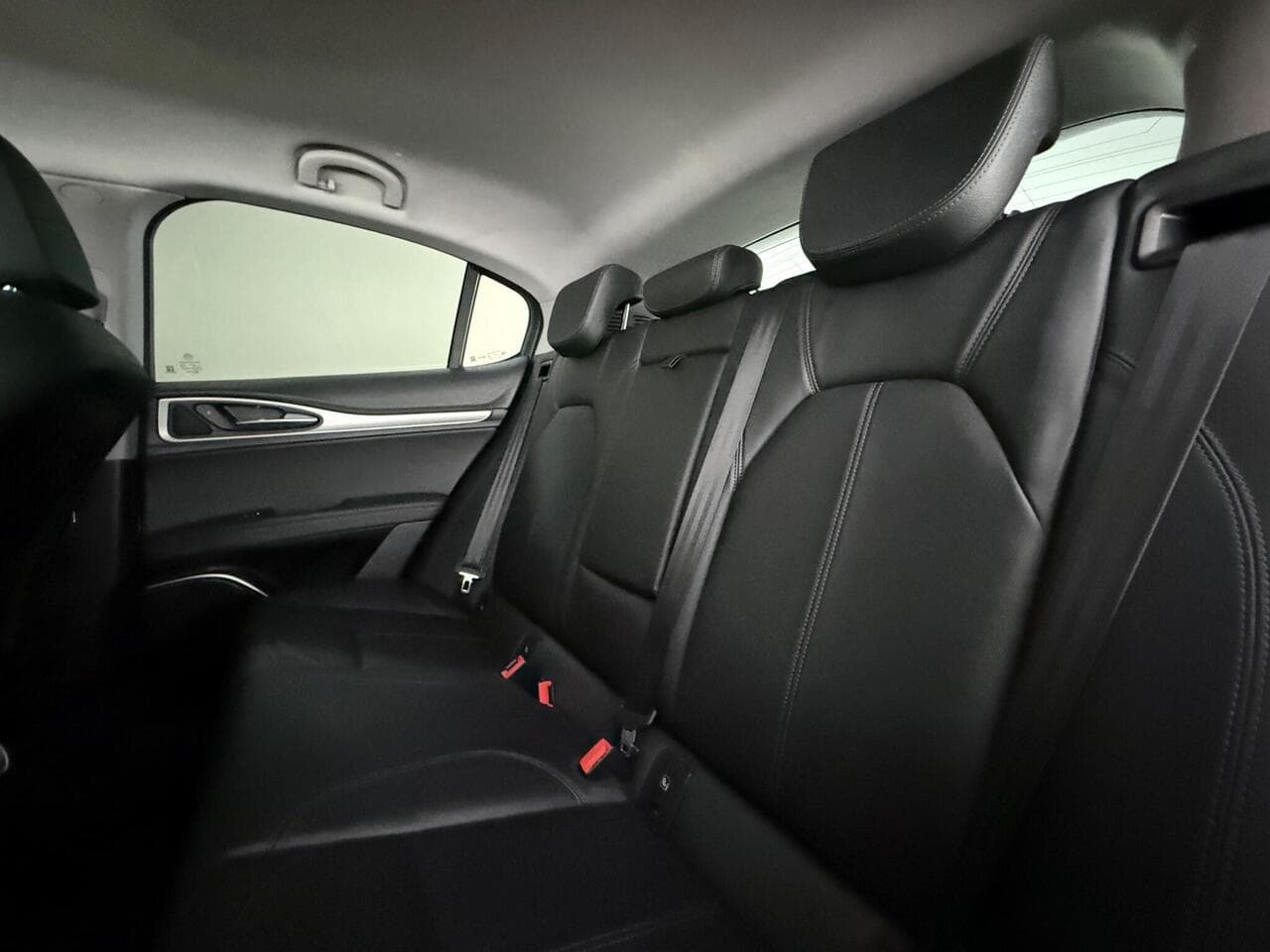 Alfa Romeo Stelvio thumbnail Seats Rear