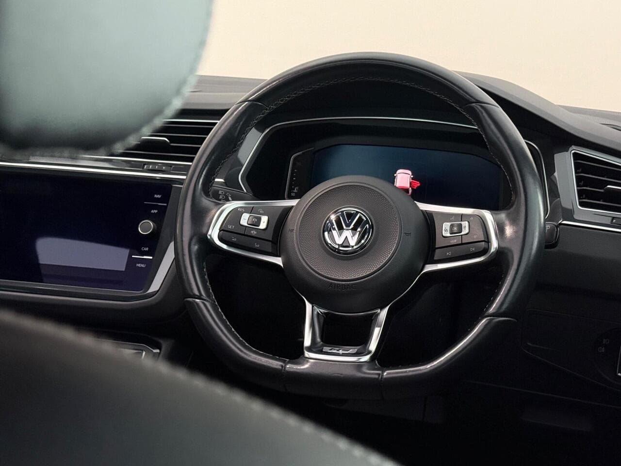 Volkswagen Tiguan thumbnail Steering Wheel