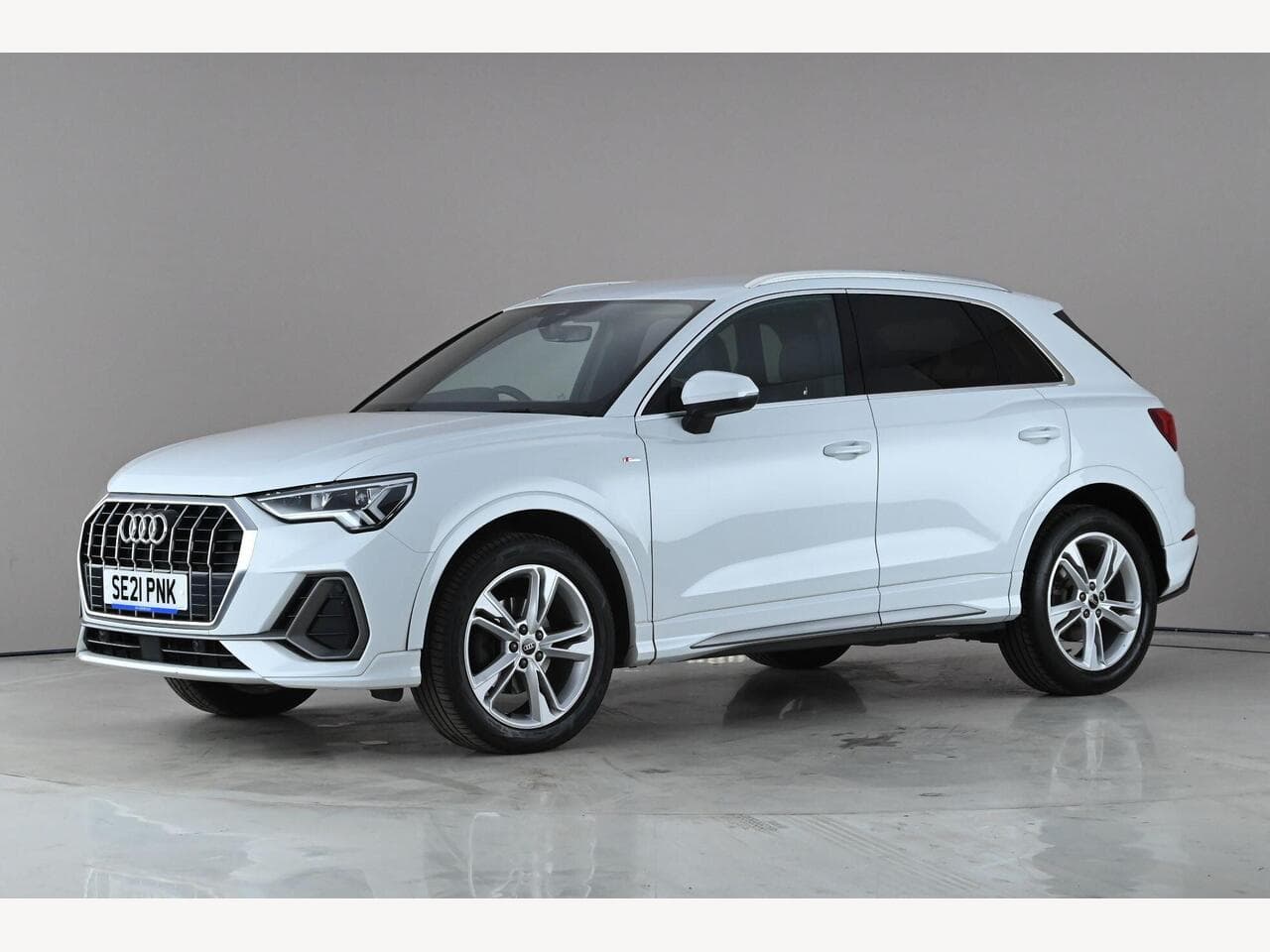 Audi Q3 thumbnail Front Left