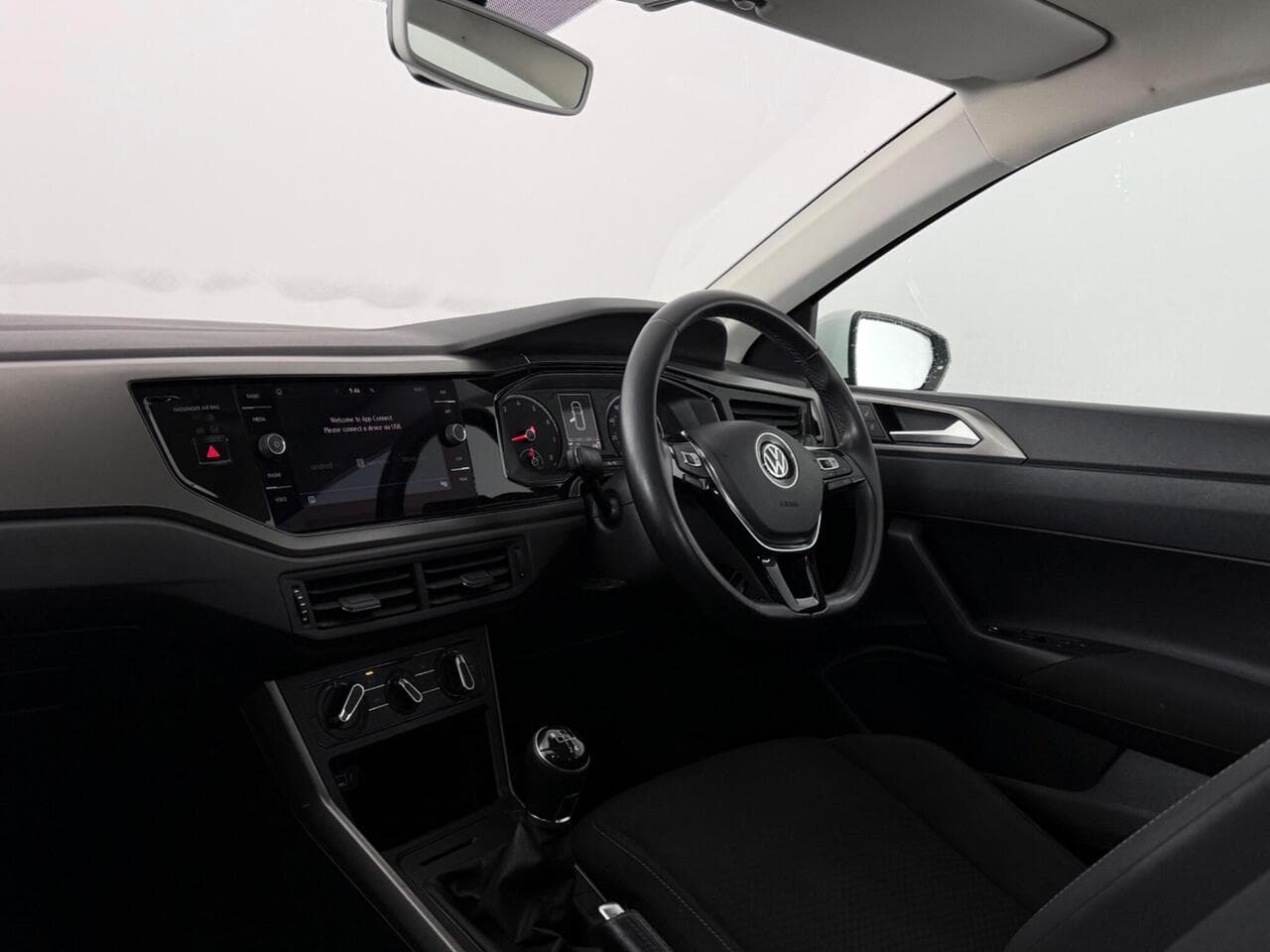 Volkswagen Polo thumbnail Interior Front