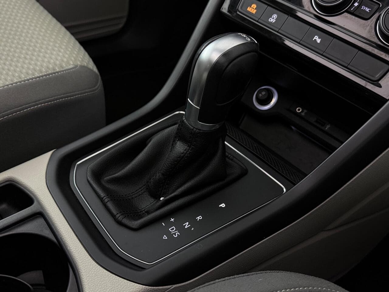 Volkswagen Touran thumbnail Interior Front