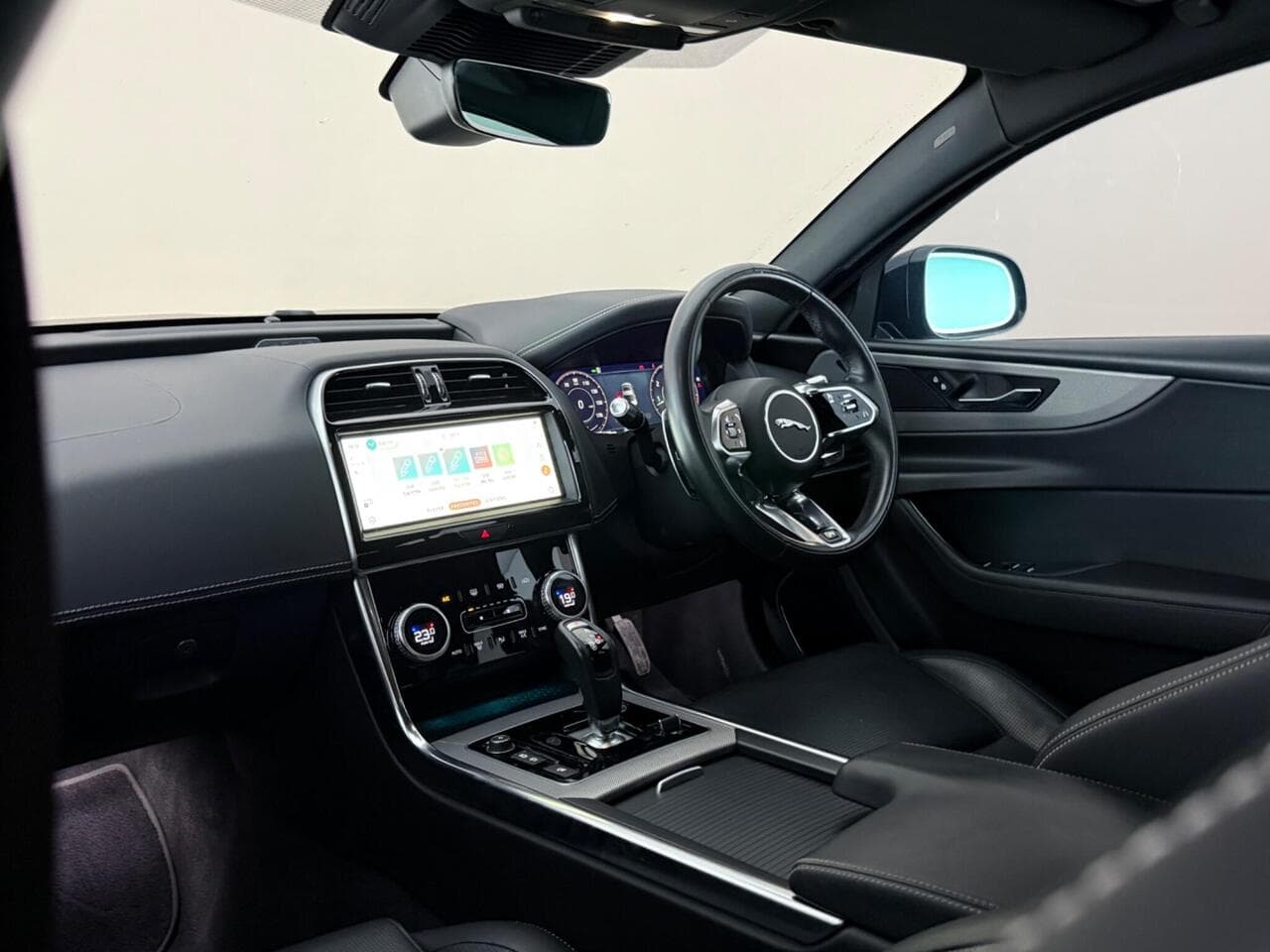 Jaguar XE thumbnail Interior Front