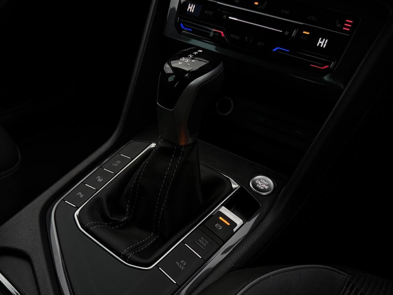 Volkswagen Tiguan thumbnail Interior Front