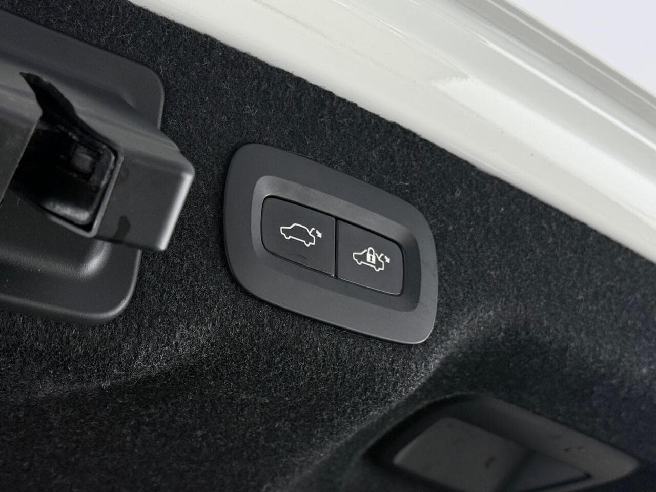 Volvo S90 thumbnail Misc Controls