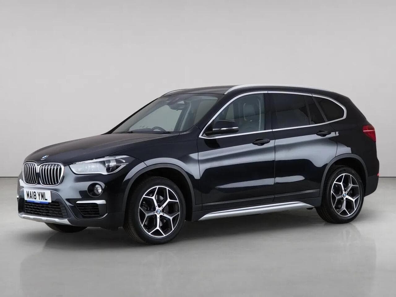 BMW X1 thumbnail Front Left