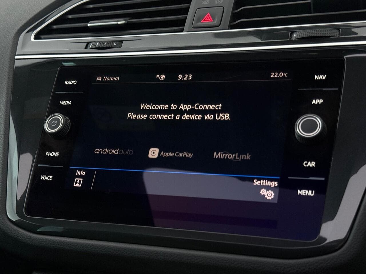 Volkswagen Tiguan thumbnail Infotainment System