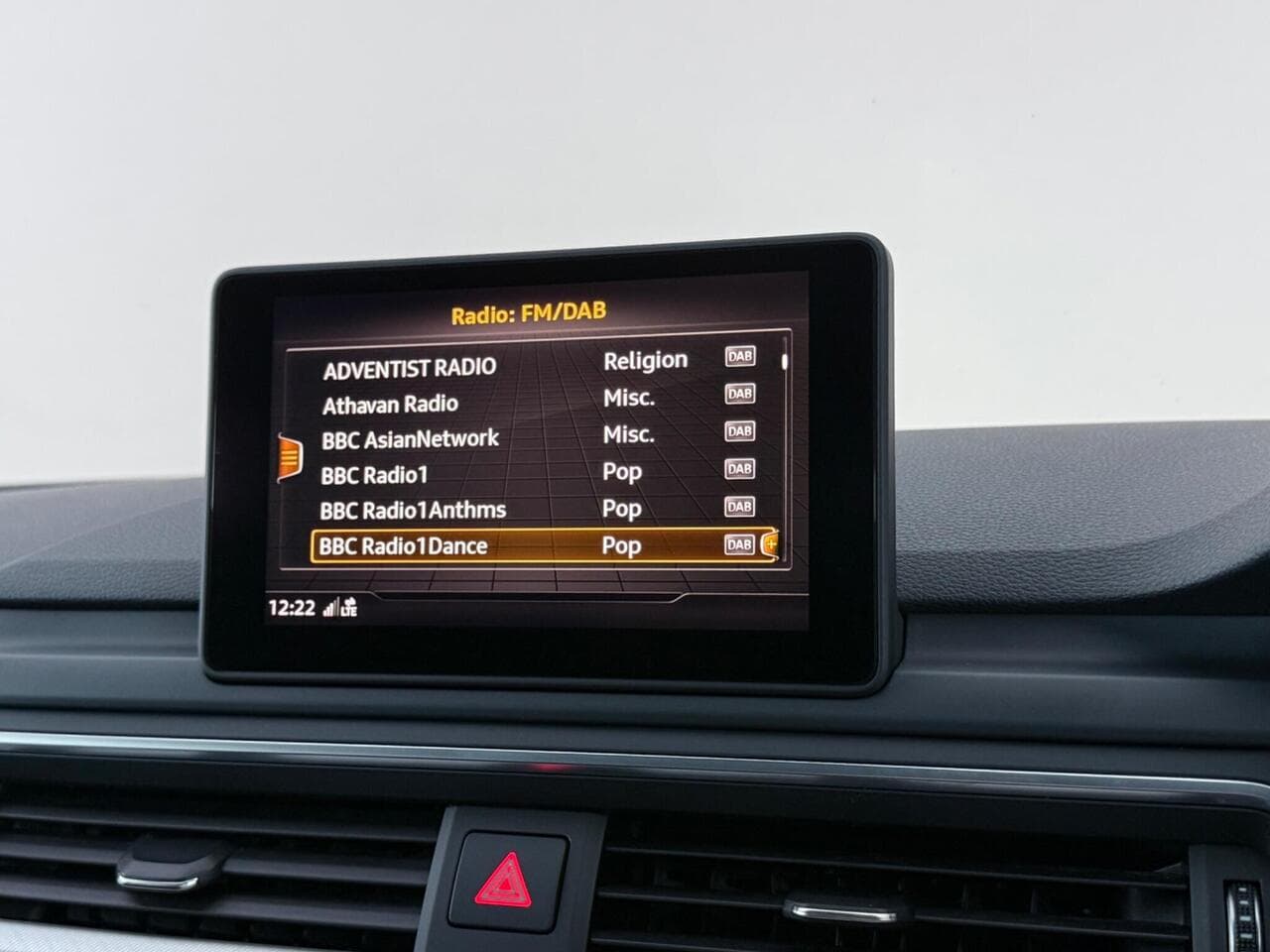 Audi A4 Avant thumbnail Infotainment System
